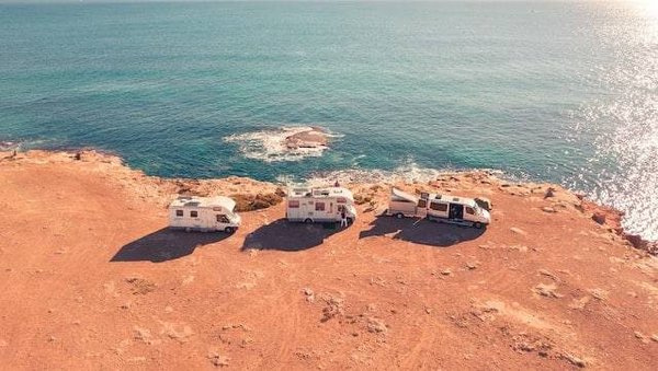 Quelles sont les options de voyage pour partir en vacances dans un camping à Perpignan?