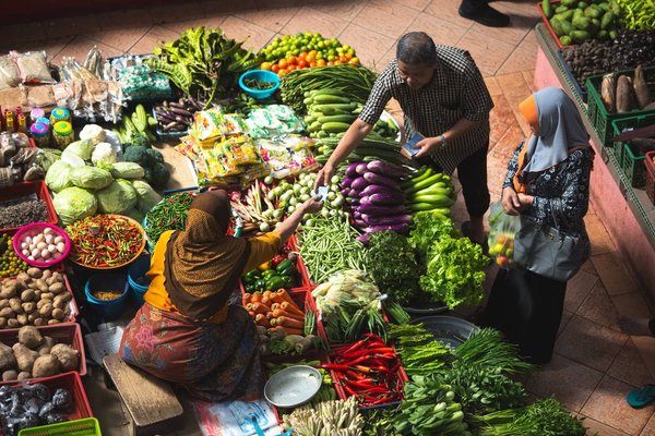 Quels sont les produits et les spécialités du marché de Carnac lors d'un voyage touristique ?