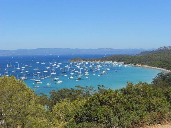 Quelles sont les meilleures routes pour faire son voyage jusqu'à un camping sur l'île de Porquerolles ?