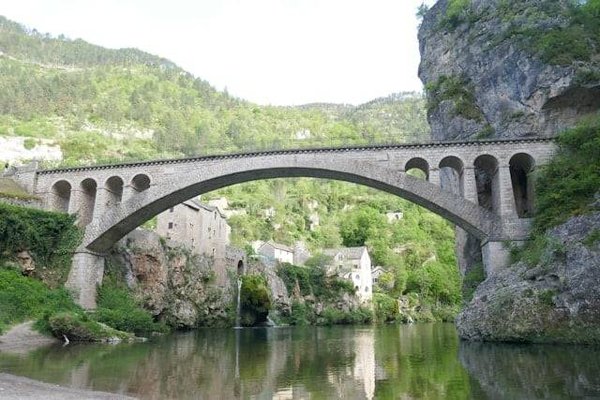 Découvrez le Charme d'un Village Vacances dans les Gorges du Tarn : Évasion et Activités en Pleine Nature